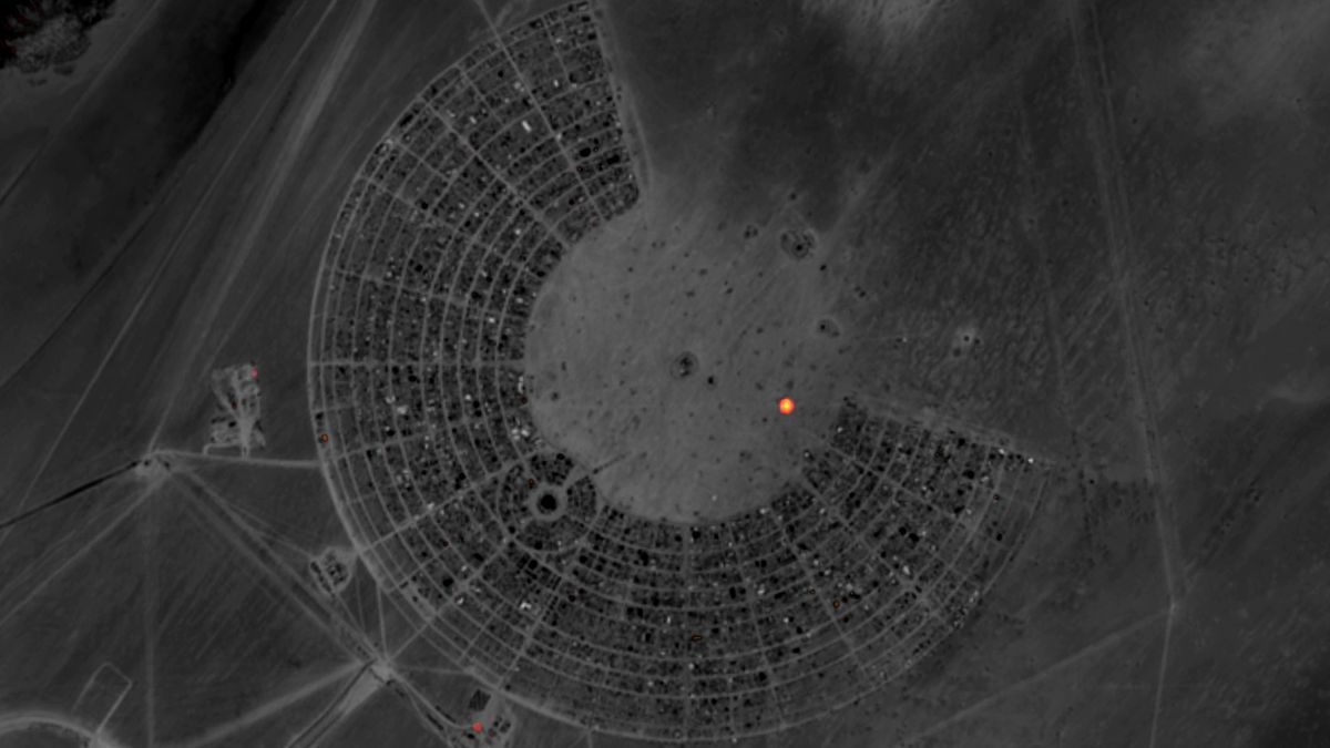 버닝맨 페스티벌의 불꽃을 우주에서 포착한 위성(사진)