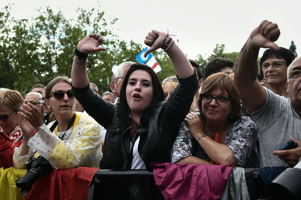 A spectator shows her dissatisfaction with Chris Froome at the 2018 Tour de France team presentation