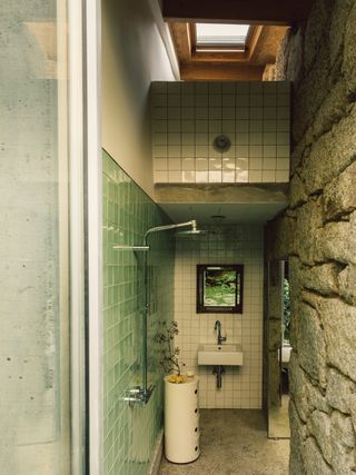interior of bathroom in Casa e a pedra