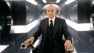 El Profesor X se sienta en su silla en el corazón del complejo de los X-Men en la película de superhéroes del año 2000