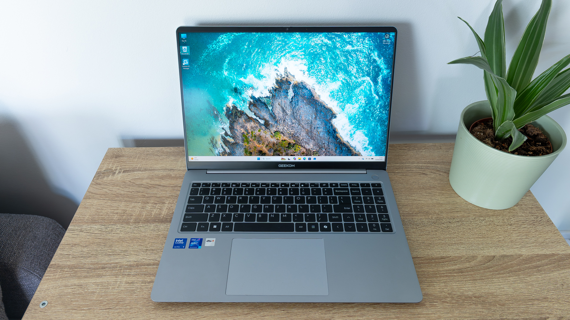 Geekom X16 Pro Windows 11 Pro laptop