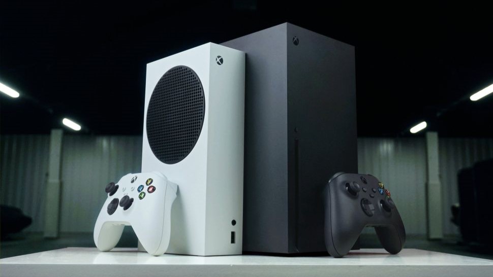 O Xbox Series S e o Xbox Series X com seus controladores