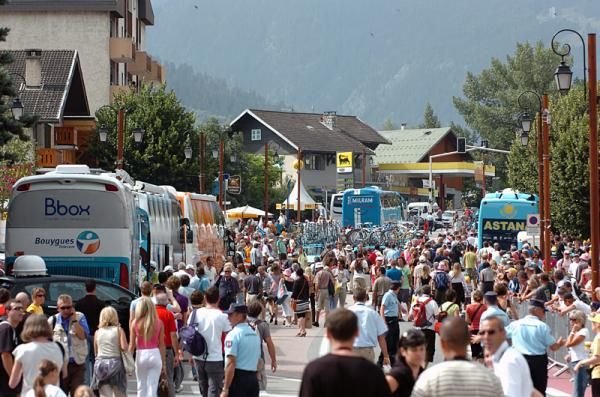 Fans clamor around team buses at the start in Bourg-Saint-Maurice.