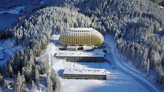 AlpenGold Hotel is located a five-minute drive from Davos Dorf station