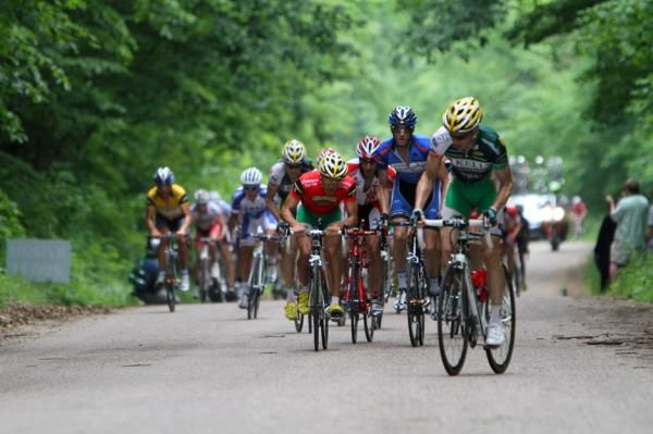 The rest of the peloton climbs Star Hill.
