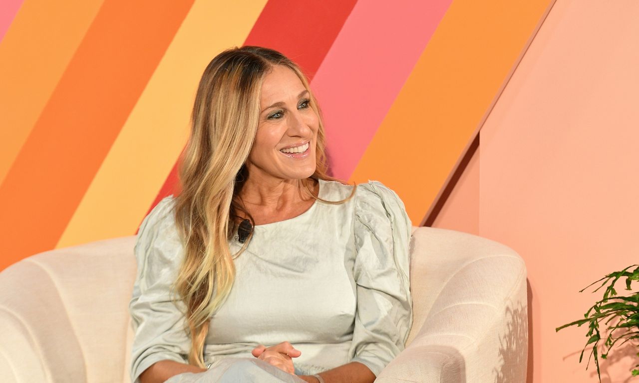 Sarah Jessica Parker sitting in couch at #BlogHer event