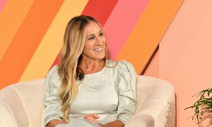 Sarah Jessica Parker sitting in couch at #BlogHer event