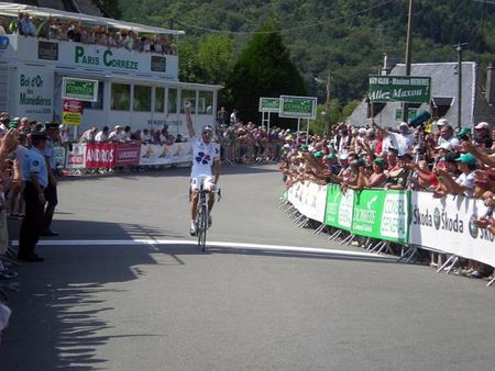 Australia's Wesley Sulzberger (Fran&ccedil;aise Des Jeux) celebrates his first win as a professional at Paris-Corr&egrave;ze.