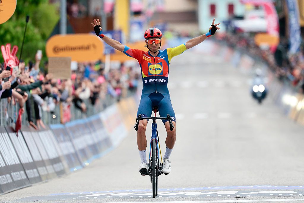 Lidl-Trek's Spanish rider Carlos Verona celebrates after victory as he crosses the finish line of the 15th stage of the 108th Giro d'Italia cycling race of 219kms from Fiume Veneto to Asiago on May 25, 2025. (Photo by Luca Bettini / AFP)