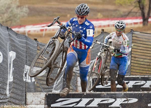 Katie Compton (Rabobank-Giant) leads Katerina Nash (Luna) through the barriers.