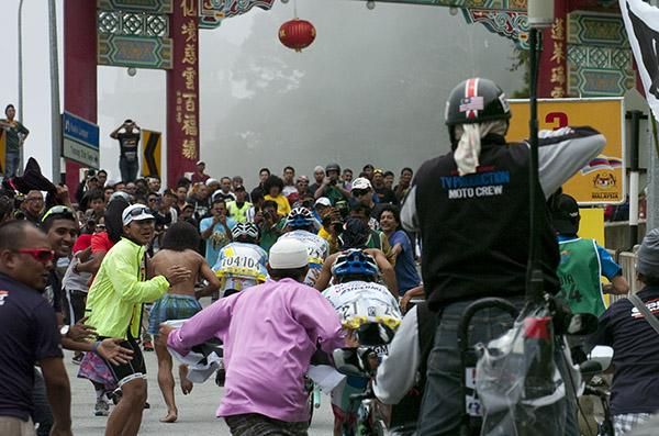Chaos near the temple for the leading trio with three kilometres to the finish.