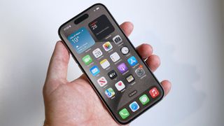iPhone 15 Pro Testbericht Vorderseite flach gewinkelt