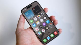 iPhone 15 Pro revisión frontal plana angular de mano