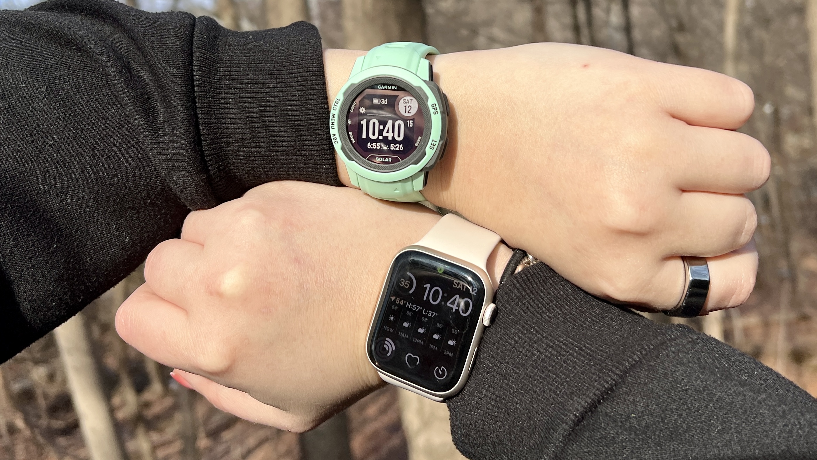 uma foto do Garmin Instinct 2 com o Apple Watch 7