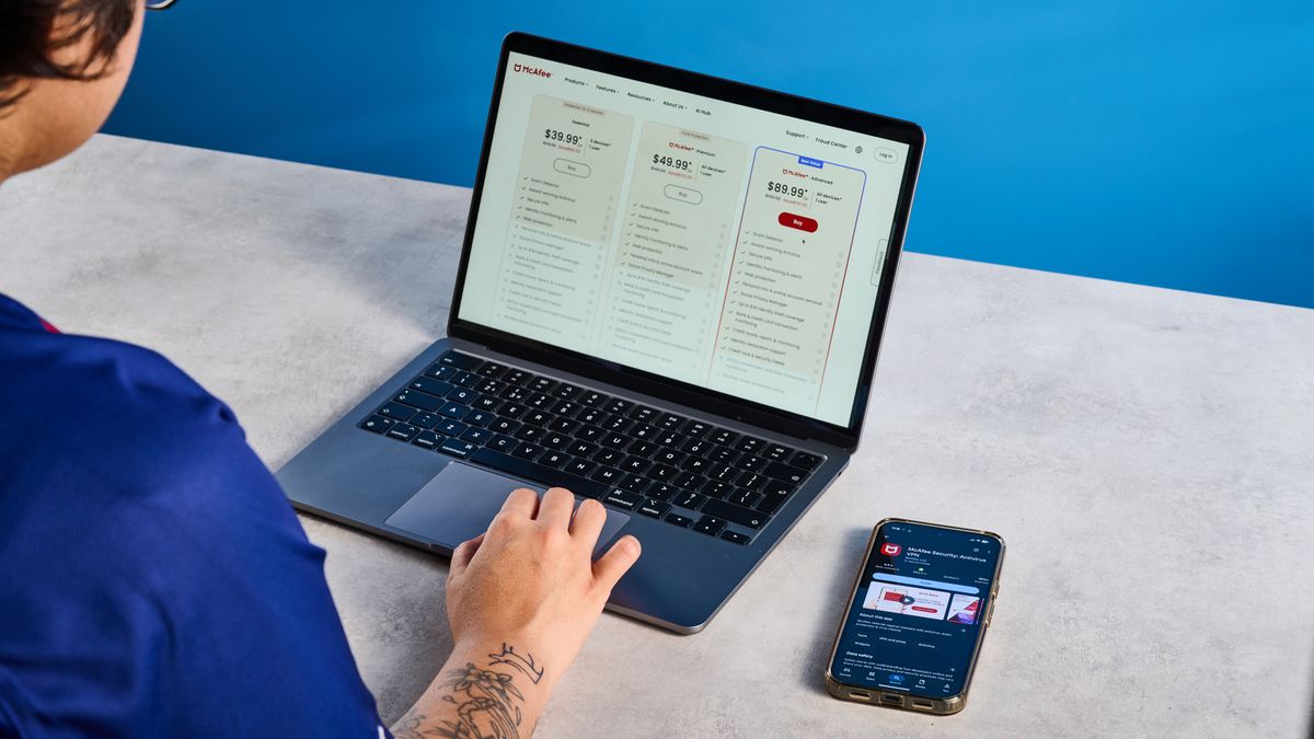 برنامج McAfee+ Premium لمكافحة الفيروسات