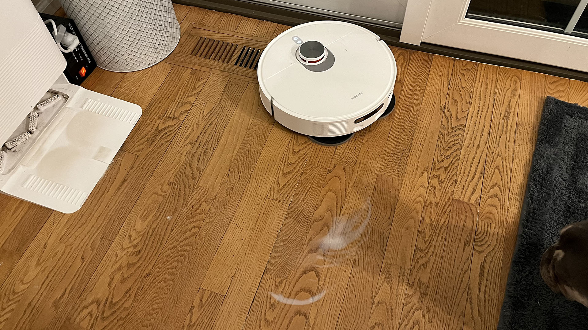 Xiaomi X20 Pro robot vacuum after having cleaned most of the milk