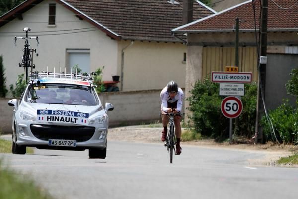S&eacute;bastien Hinault (AG2R La Mondiale) leaves Villi&eacute;-Morgon at the start of the time-trial