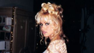 Young Pamela Anderson looking at the camera in Pamela a love story.