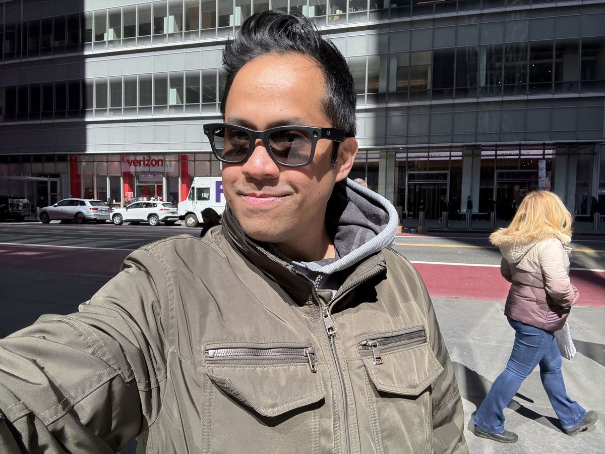 Apple iPhone 16e selfie sample.