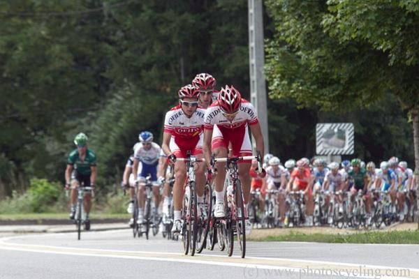 The Cofidis team pursues the day's break.
