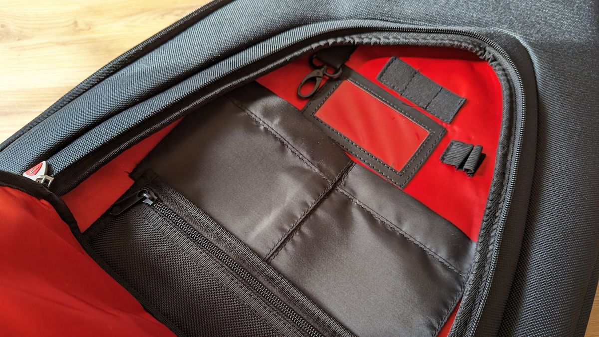 Fender F1225 Electric Guitar Gig Bag review: Inside the pocket