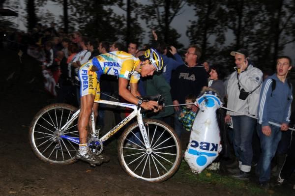 Tom Meeusen (Telenet - Fidea) negotiates a treacherous descent.