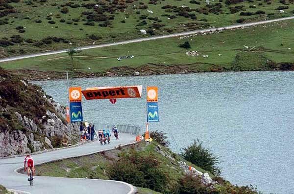 Riders pass Lagos De Covagonda during stage 14