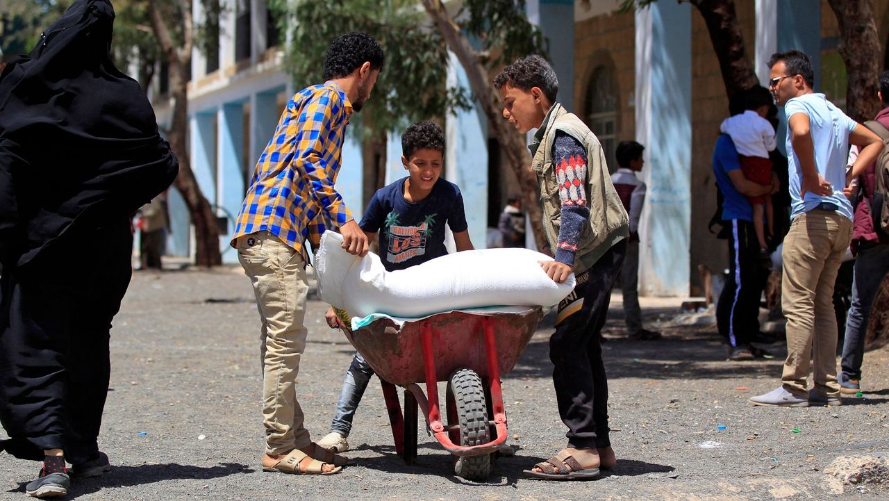 Yemenis receive humanitarian aid