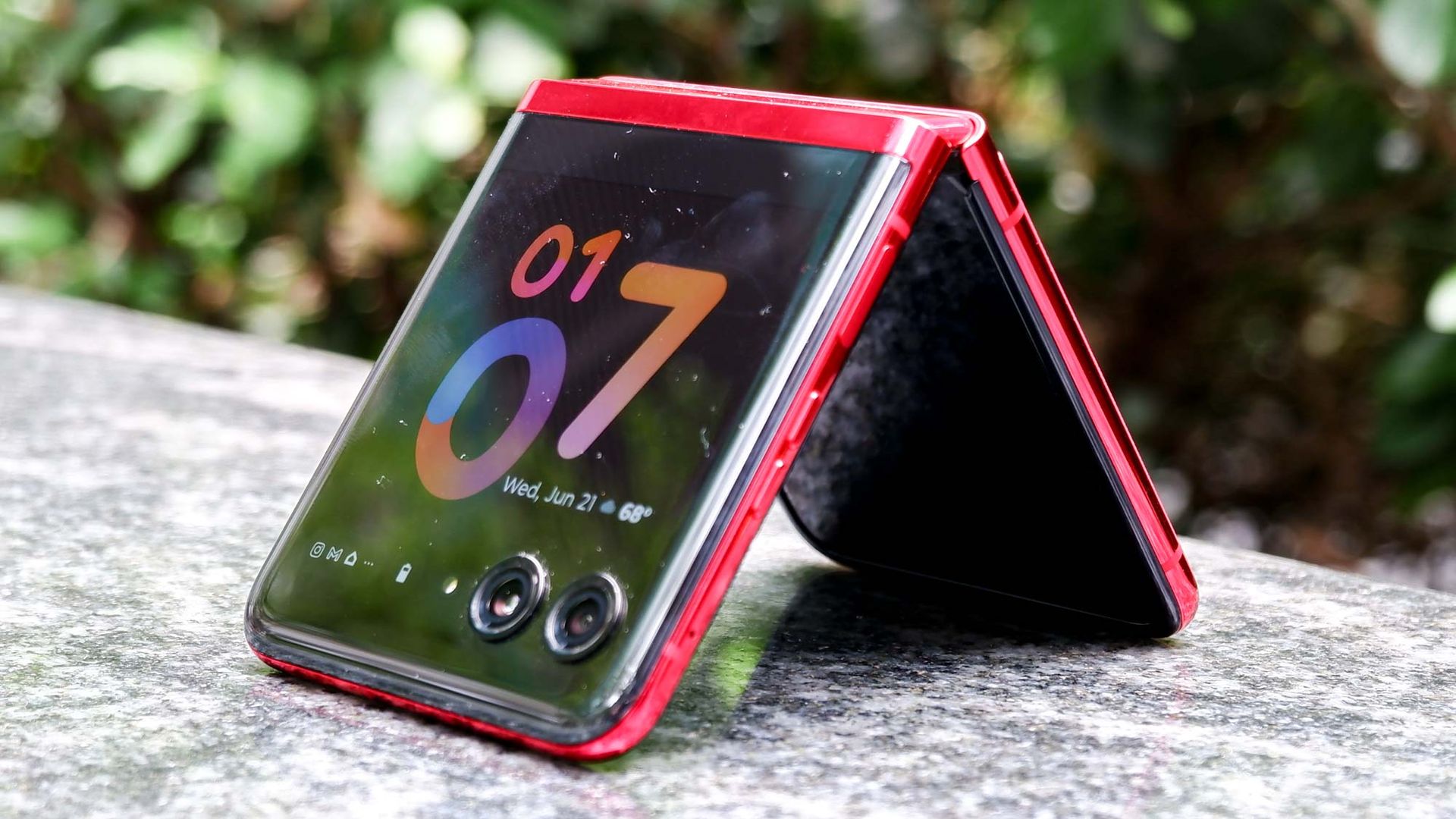 How to use full-screen apps on Motorola Razr+'s cover display | Tom's Guide