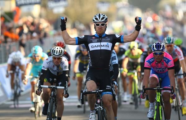 Tyler Farrar (Garmin-Cervelo) flexes for the photographers.