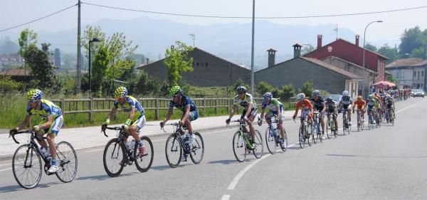 The peloton en route to Gij&oacute;n in the opening stage.