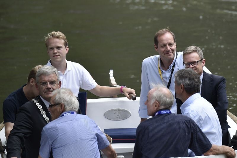 The race director and Utrecht mayor arrive via boat for the team presentaton