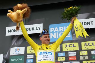 Team Jayco Alula's Australian cyclist Lucas Plapp celebrates his overall leader yellow jersey on the podium after the 4th stage of the Paris-Nice cycling race, 183 km between Chalon-sur-Saone and Mont Brouilly, on March 6, 2024. (Photo by Thomas SAMSON / AFP)