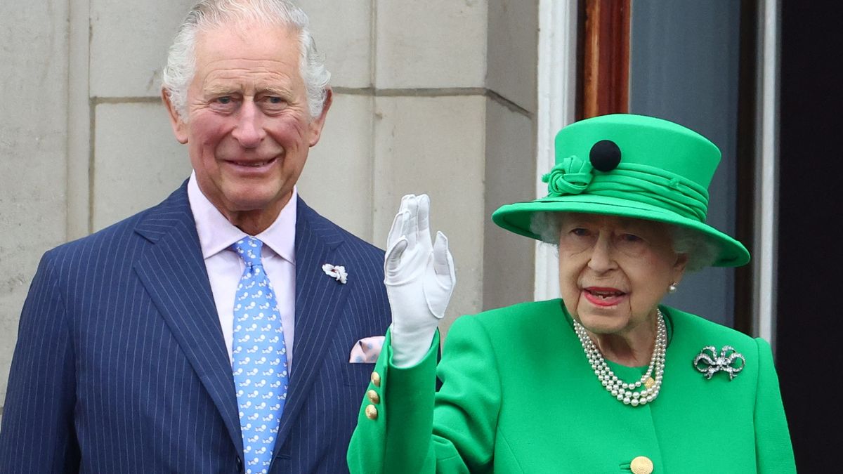 How King Charles is remembering Queen Elizabeth at his coronation ...