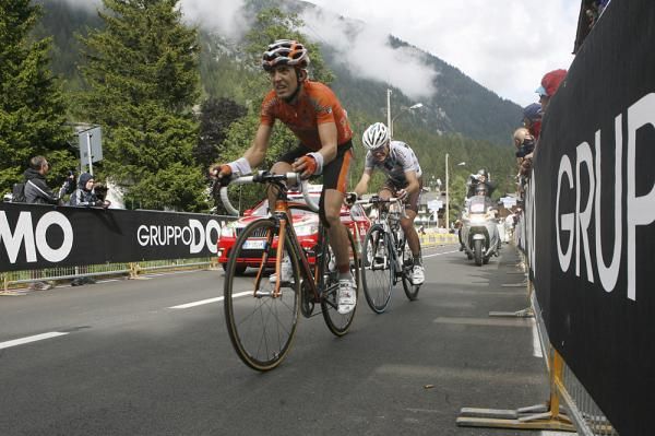Mikel Nieve (Euskaltel-Euskadi) holds his own on the climb