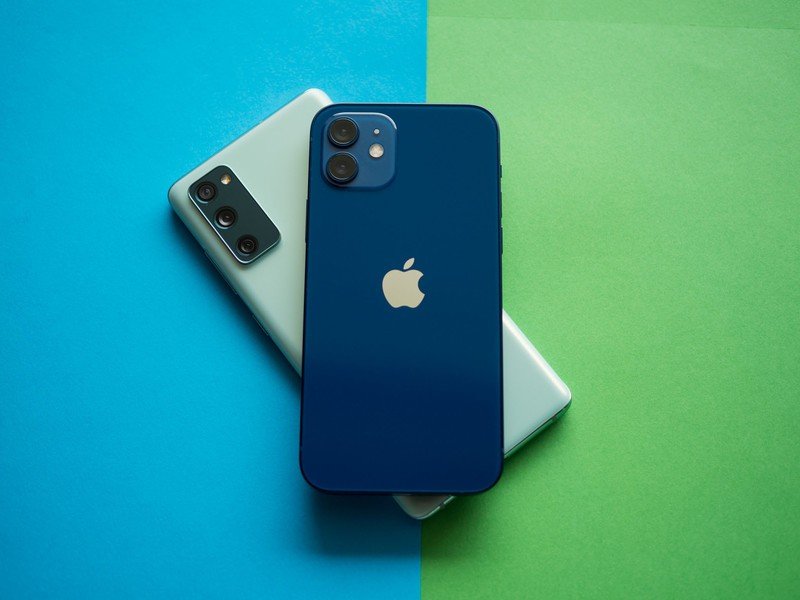 Galaxy S20 FE vs. iPhone 12