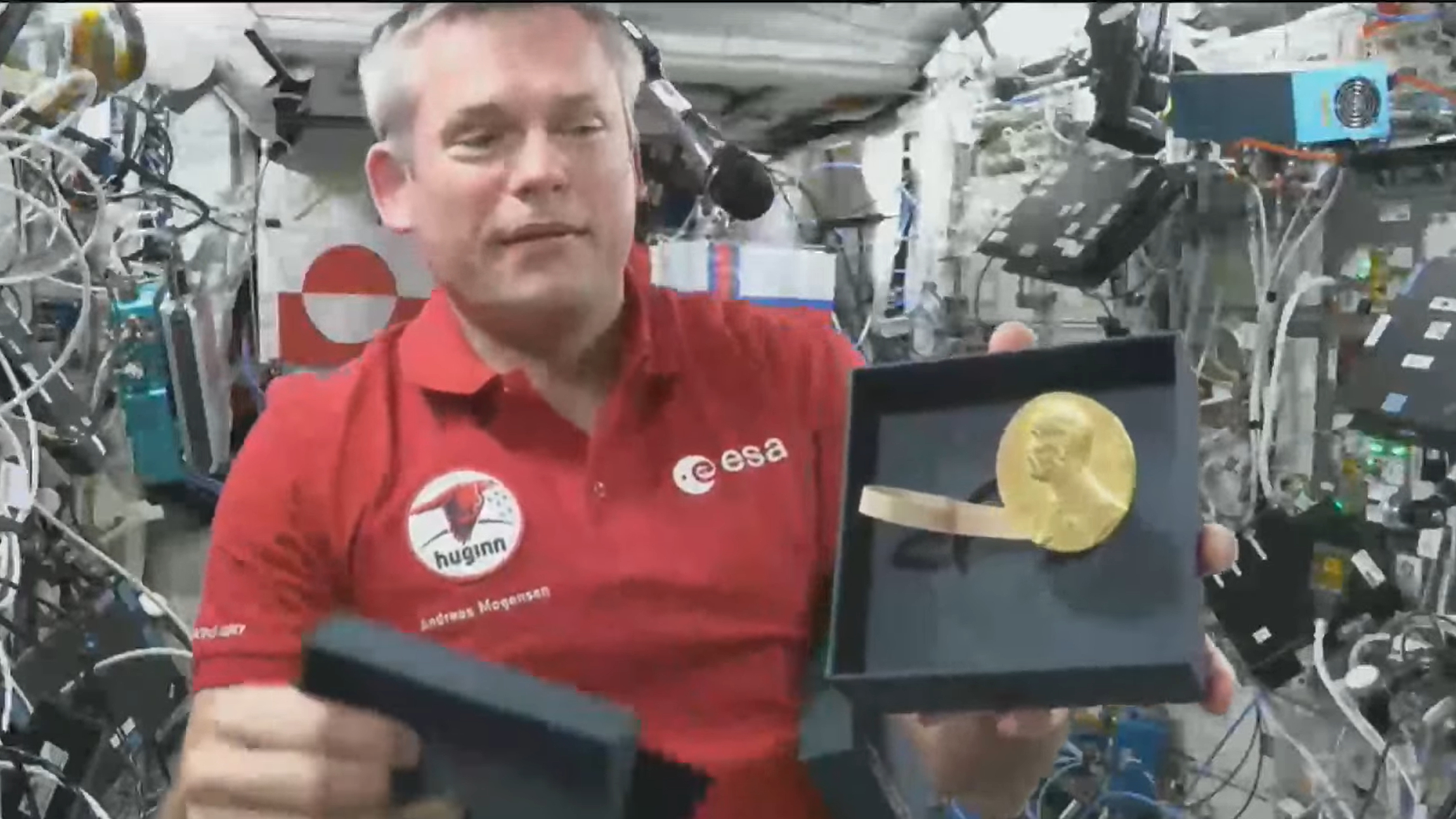 Astronaut shows off vintage Nobel Prize in space — and talks ‘quantum dots’ ISS experiment (video) Space