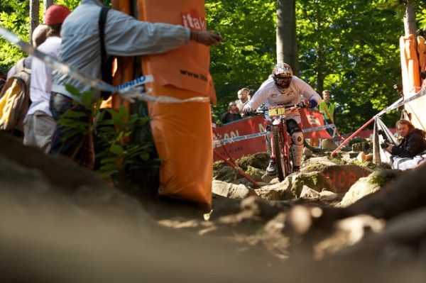 Steve Peat (Santa Cruz Syndicate) rides into the rocky area at full speed.