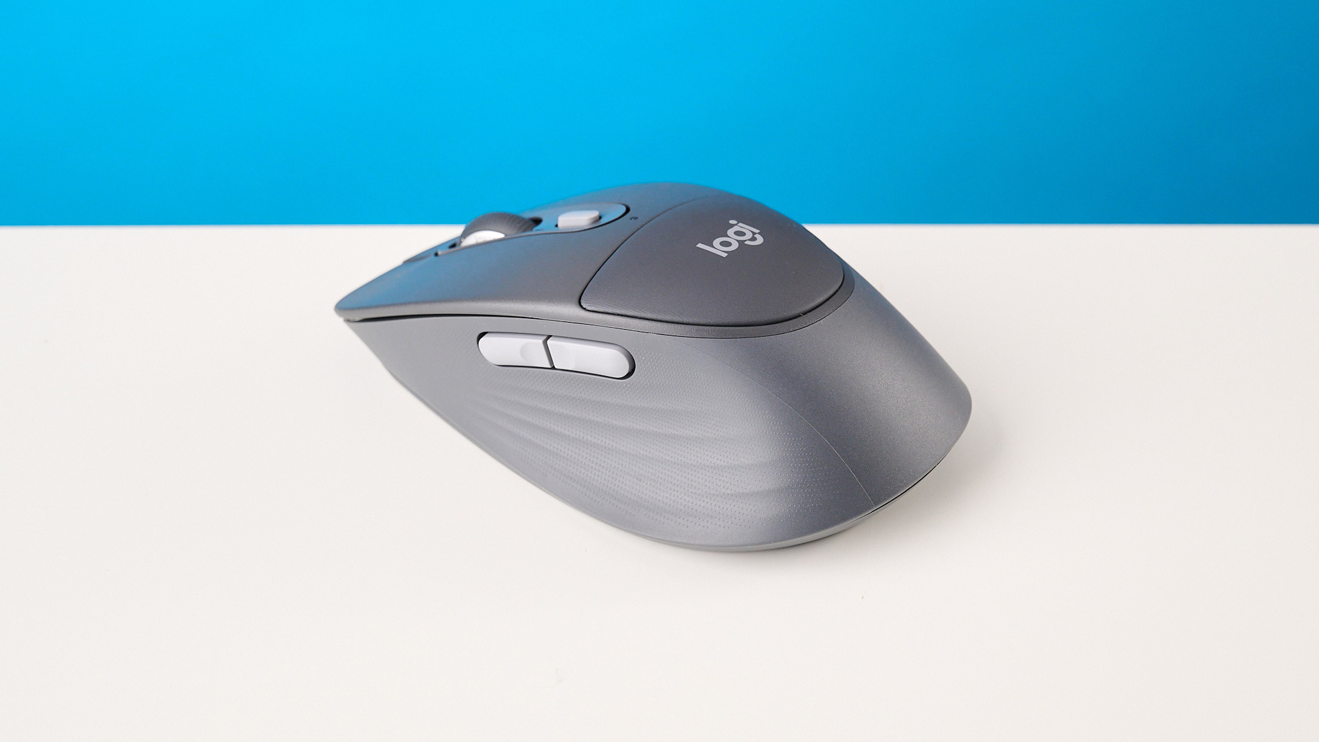 A Logitech Signature Comfort Plus M850L mouse