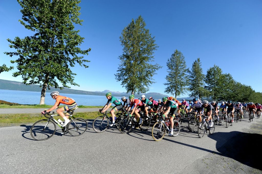 The peloton early in the stage