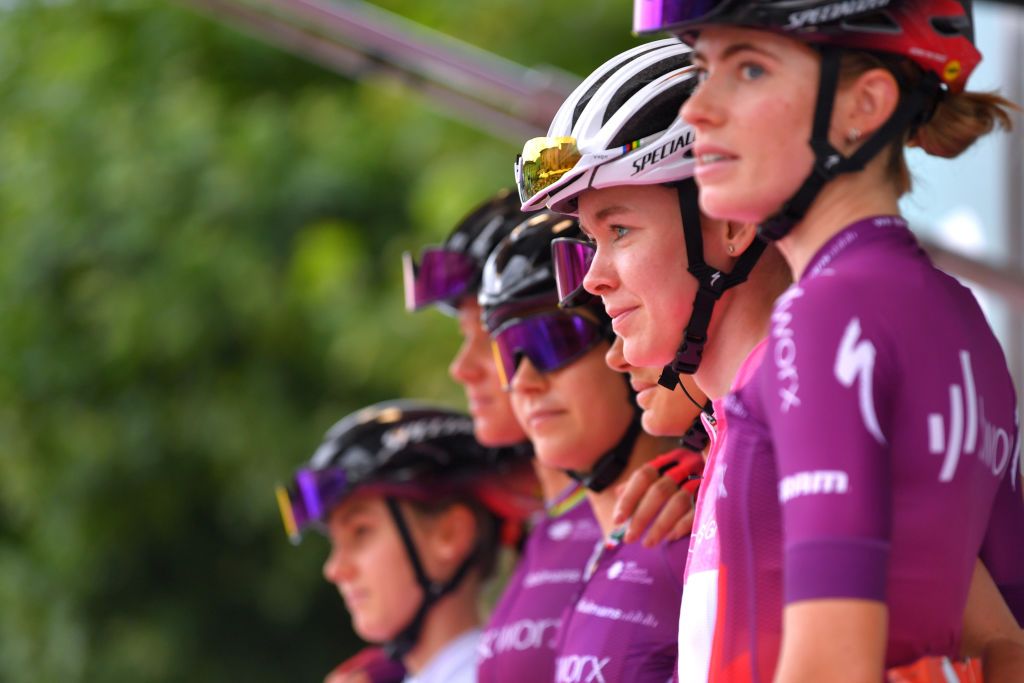 COLICO ITALY JULY 07 Anna Van Der Breggen of Netherlands and Team SD Worx Pink Leader Jersey and Teammates at start during the 32nd Giro dItalia Internazionale Femminile 2021 Stage 6 a 155km stage from Colico to Colico GiroDonne UCIWWT on July 07 2021 in Colico Italy Photo by Luc ClaessenGetty Images