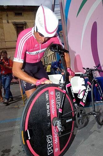 Jan Ullrich (T-Mobile) checks his equipment