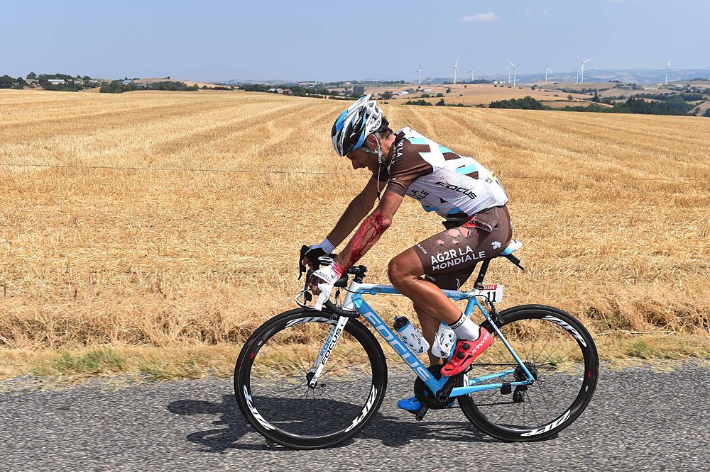Jean-Christophe Peraud (AG2R) in agony after his crash