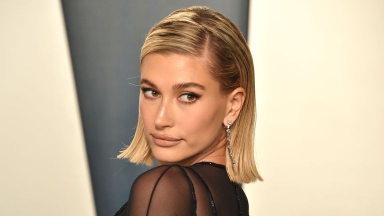 Hailey Bieber attends the 2020 Vanity Fair Oscar Party at Wallis Annenberg Center for the Performing Arts on February 09, 2020 in Beverly Hills, California.