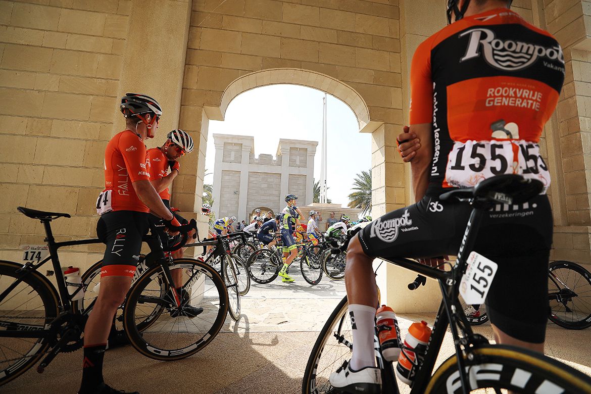 The rider await the start in the shade