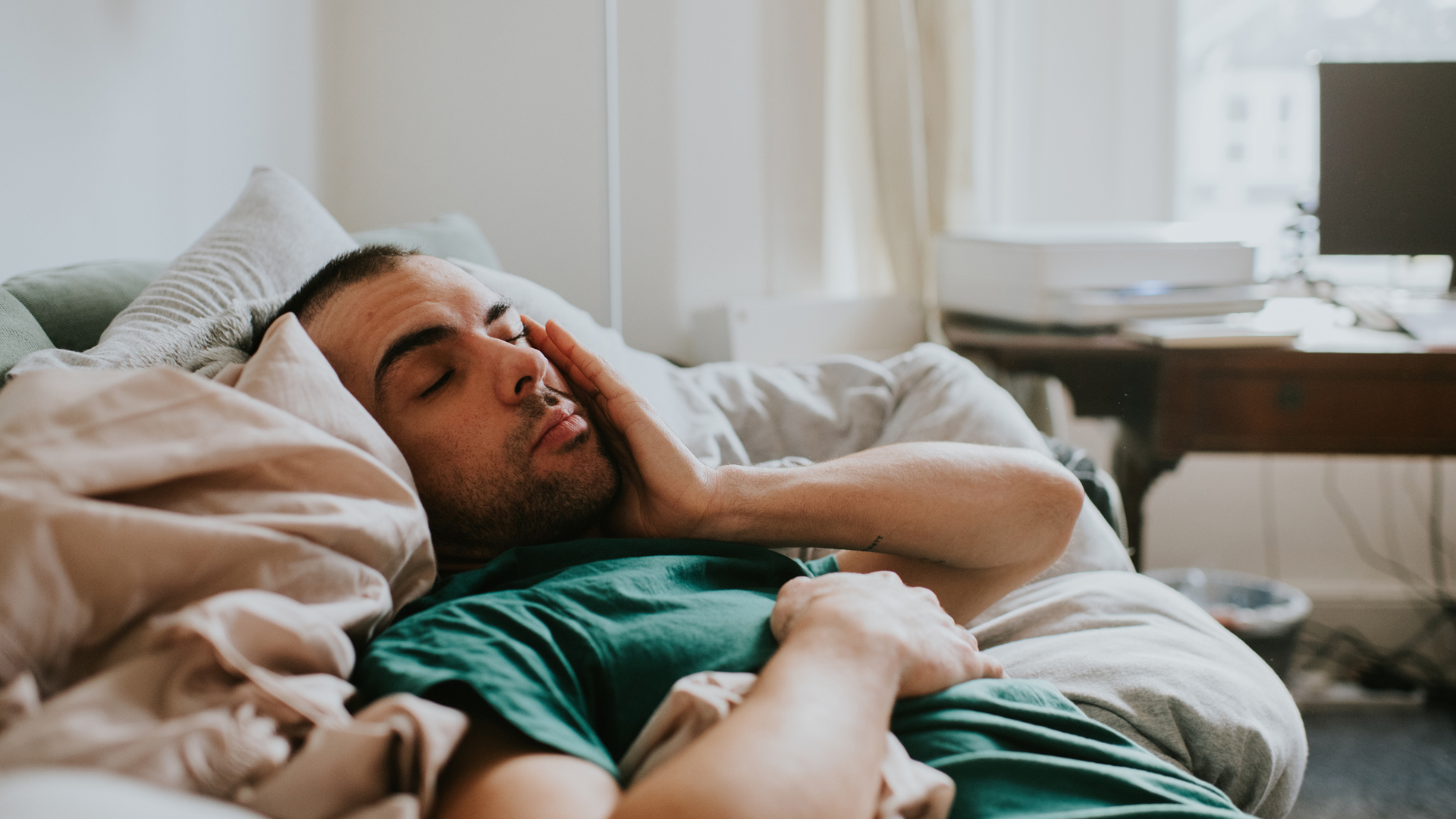 hombre en la cama con resaca