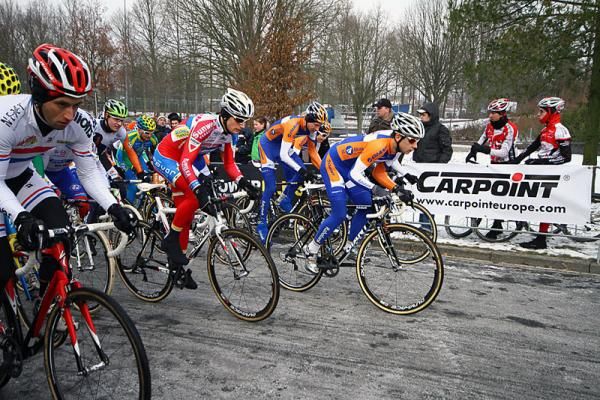 The elite men are off!