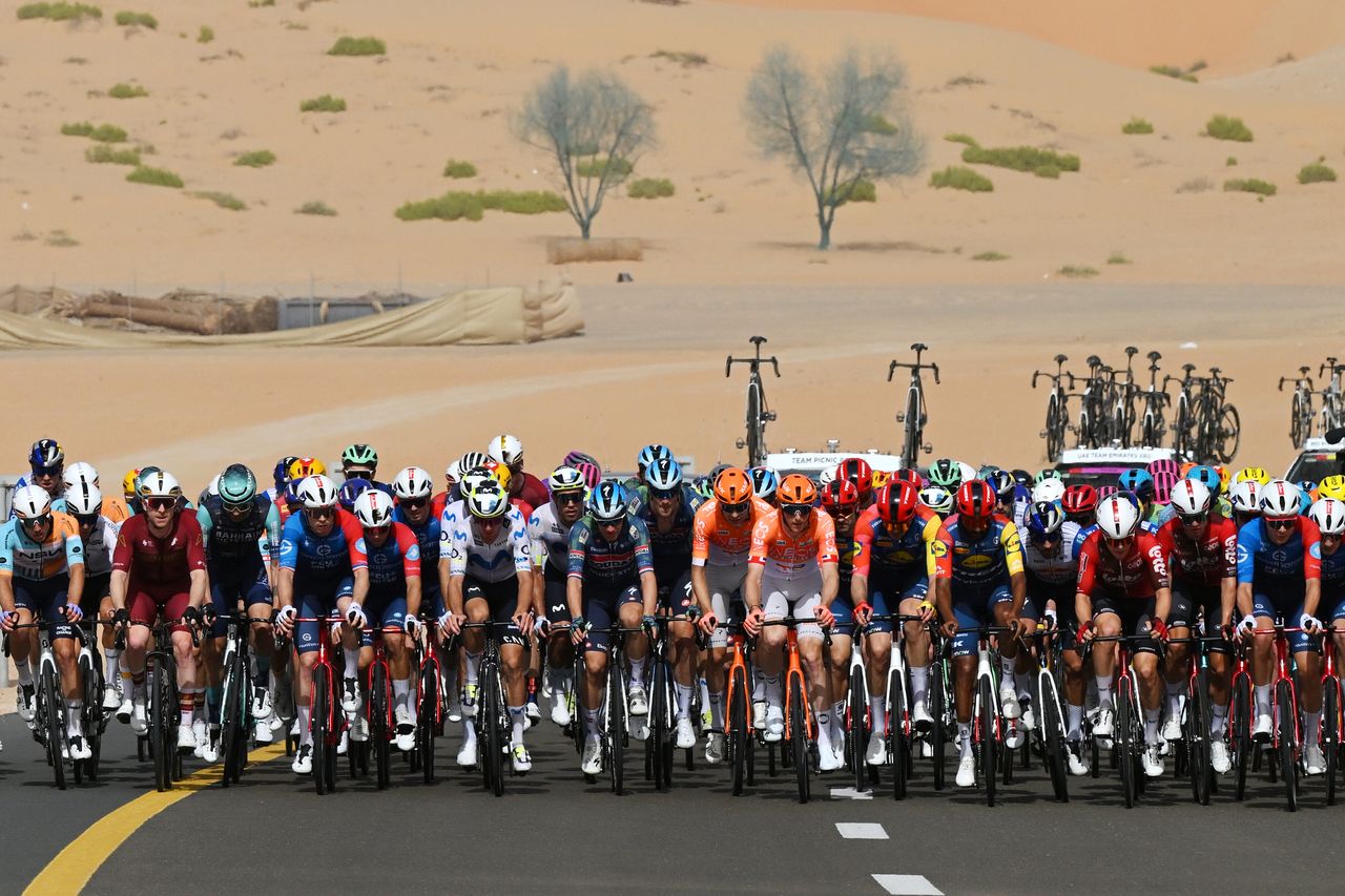 UAE Tour 2026 peloton in the desert