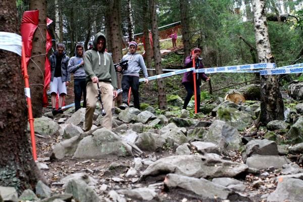 The Santa Cruz Syndicate team walks the rocky track in Hafjell, Norway