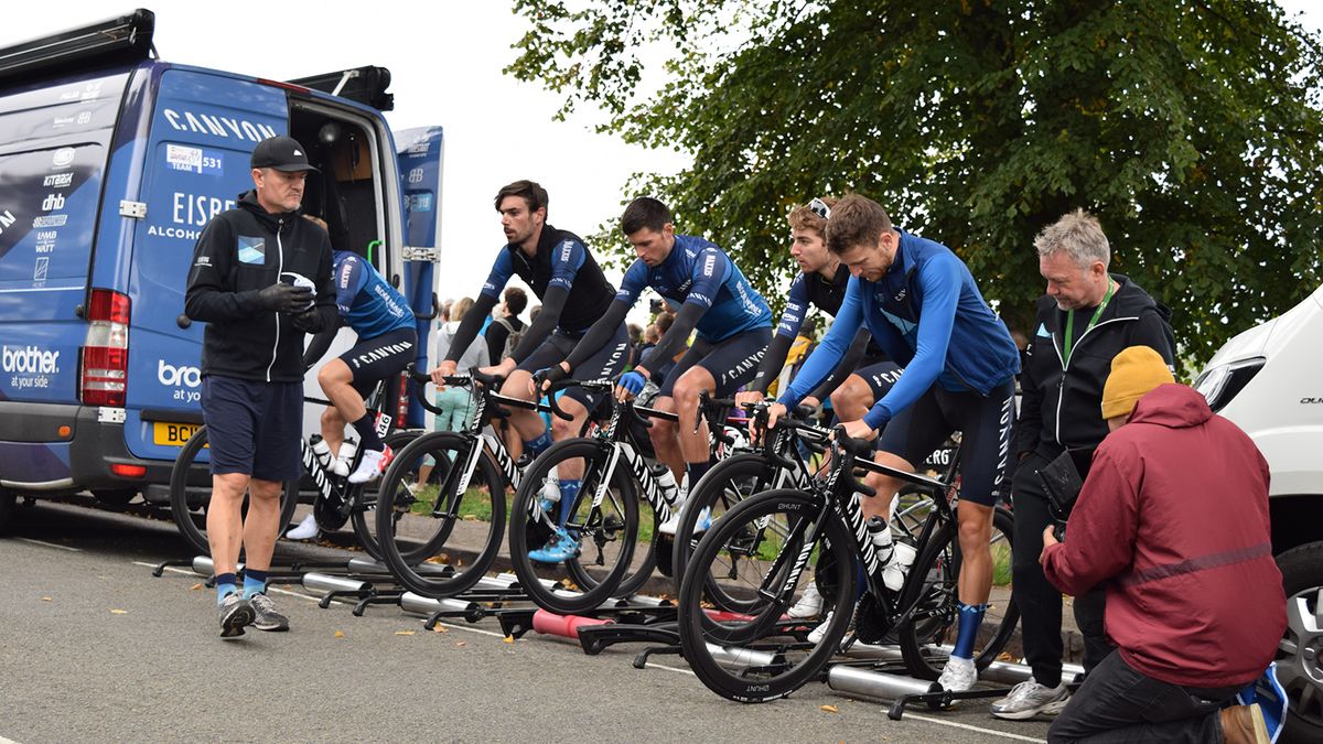Canyon-Eisberg warmed down on rollers after the stage finish